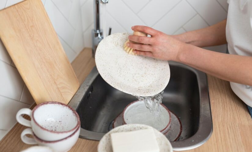 Nova tendência transforma o modo de secar a louça e deixa a cozinha mais organizada