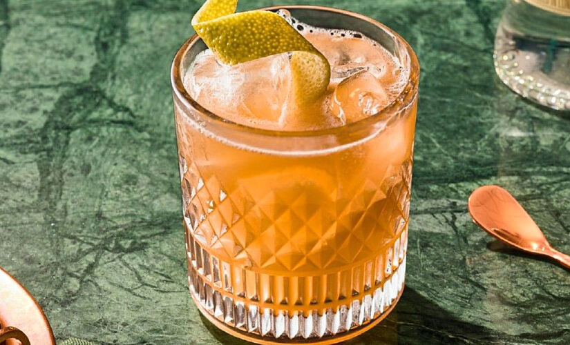 No coquetel Fitzgerald vão gin, suco de limão-siciliano, xarope de açúcar e Angostura bitter; bebida é finalizada com uma casca de limão-siciliano
