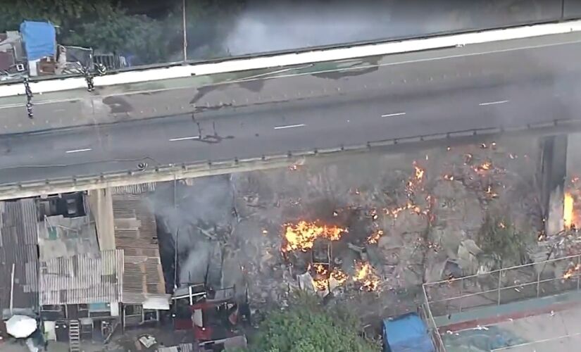 Pelo menos 12 viaturas dos bombeiros estiveram no local