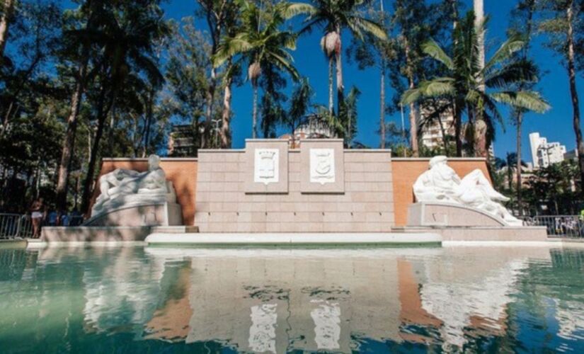 Entre sombras de árvores, água corrente e esculturas silenciosas, a fonte permanece como símbolo de amizade, memória cultural e da capacidade de São Paulo de acolher o mundo