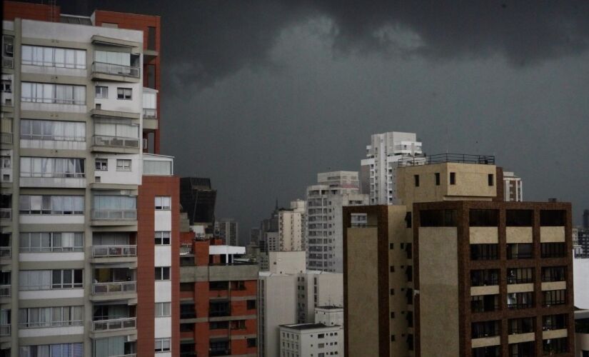Há possibilidade de precipitações intensas com raios em pontos isolados por São Paulo