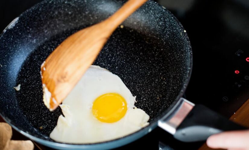 Com esata frigideira seus alimentos não vão mais grudar no fundo da panela