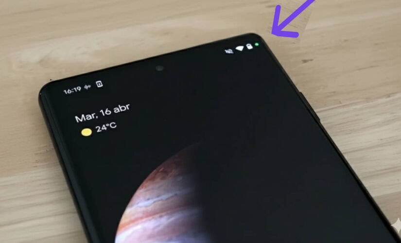 No Android, o ponto geralmente aparece na cor verde sempre que algum aplicativo usa a câmera ou o microfone.