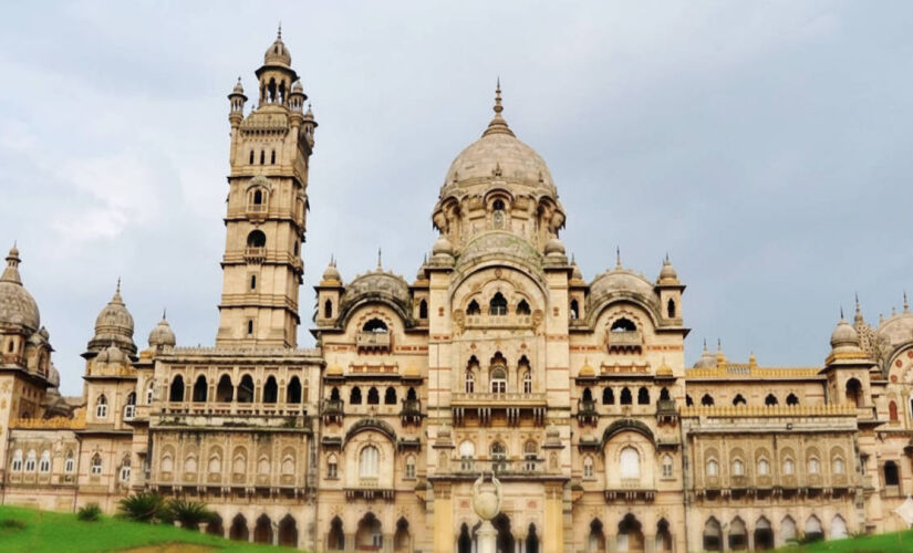 Conheça o palácio que é moradia da Família Real de Baroda e museu vivo da história indiana.