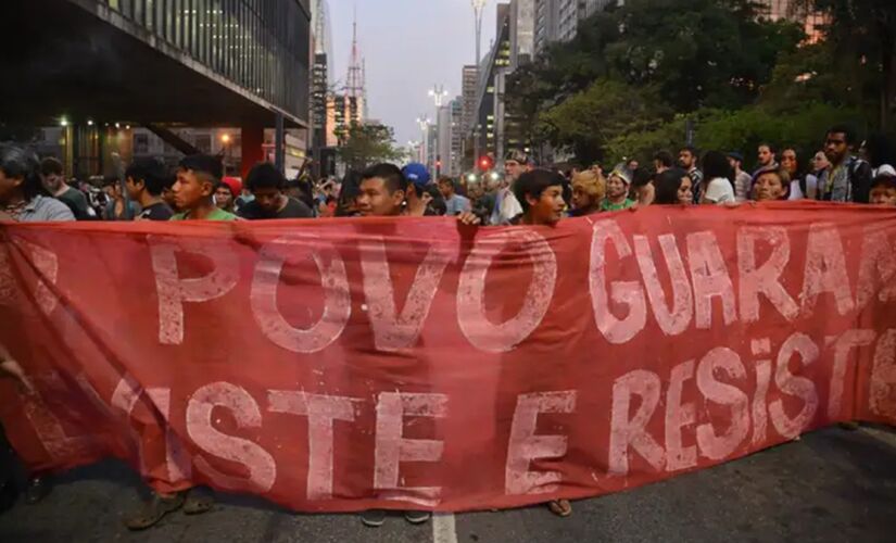 Povos guaranis fazem protesto na avenida Paulista, em São Paulo