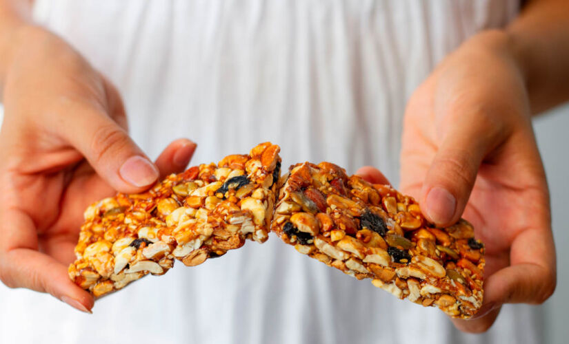 Inspirada em Gisele Bündchen, essa receita viral combina chocolate amargo, tâmaras e amêndoas em barrinhas nutritivas, fáceis de preparar e cheias de energia natural. 