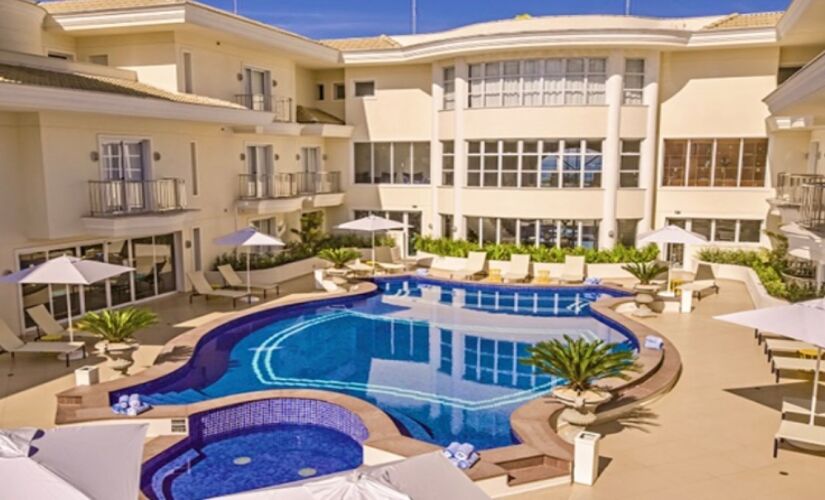 Serviço premiado, lazer completo e conforto exclusivo no melhor hotel da Praia da Enseada.