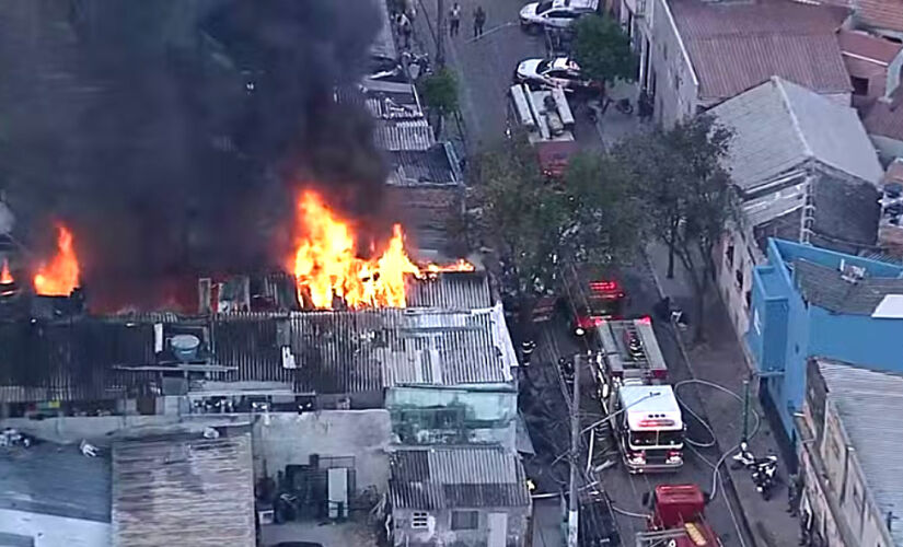 Nas imagens divulgadas pela TV Globo, é possível ver que o fogo se alastrou pelo imóvel e destruiu parte do telhado