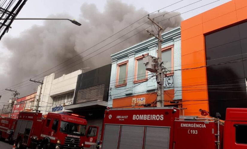 Fogo atingiu edifício comercial na Lapa