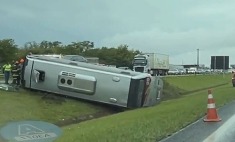 Ônibus tomba em rodovia do interior de São Paulo