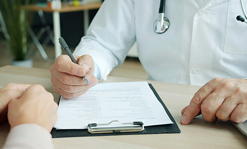 Nos procedimentos médicos sequenciais como, quimioterapia, radioterapia e medicamentos para controle de efeito colateral, a lei proíbe que haja interrupção