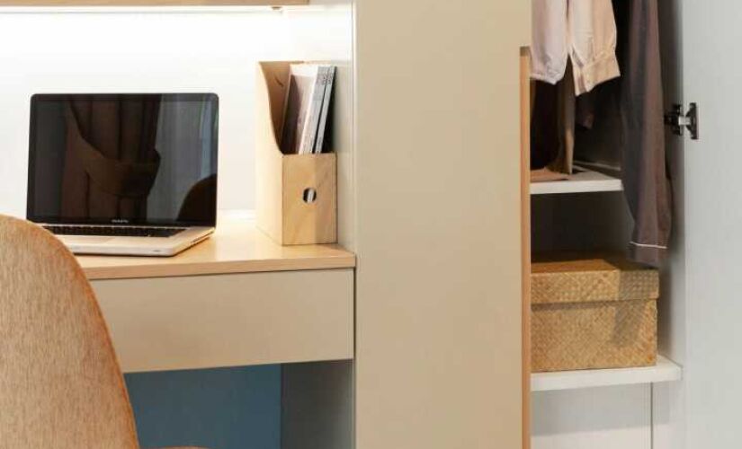 Tendência com prateleiras de aço e design aberto promete unir elegância, funcionalidade e economia