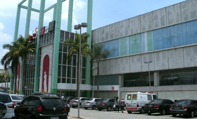 Nas imagens, o autor passeia pelos corredores do shopping relembrando espaços que fizeram parte da infância e adolescência de muitos paulistanos