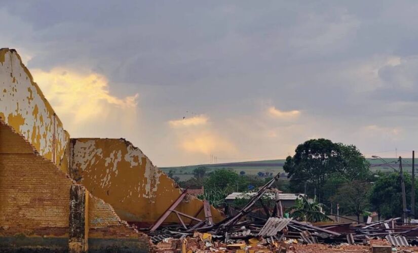 Tempestade acompanhada de rajadas de vento provocou a queda de um galpão desativado