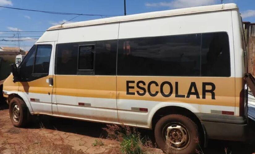 Ao todo, 23 lotes estarão disponíveis para arremate, incluindo carros, tratores, ambulâncias, betoneiras, roçadeiras, materiais para sucata e peças para usinagem