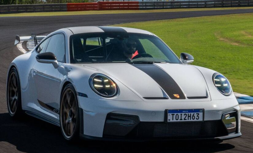 Versão esportiva aposta em pista, conforto diário e pacote Weissach