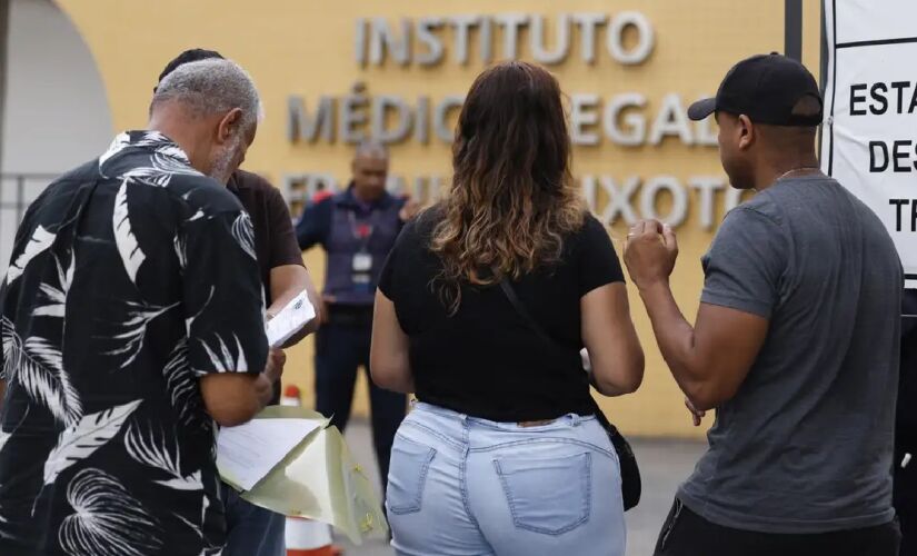 Não há previsão de liberação dos corpos ainda nesta quarta, e os familiares cadastrados aguardam no local