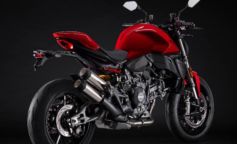 Proporções são mais compactas, e o visual preserva elementos clássicos do modelo original