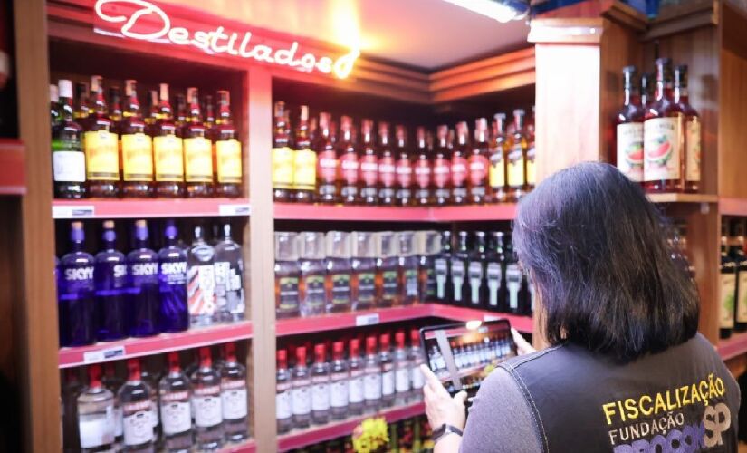 Foram encontradas 1,2 mil garrafas de cerveja contendo um líquido semelhante a cachaça, com rótulos adulterados