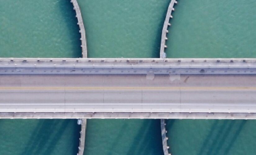 Localizada no sul da Flórida, nos Estados Unidos, a estrada Overseas Highway é uma rodovia de impressionar qualquer um, lembrando até um cenário de cinema