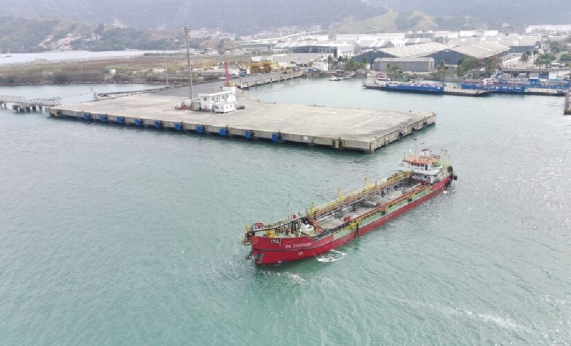 Com canal de acesso que atinge até 25 metros de profundidade, sendo um dos maiores do País, o porto é considerado estratégico para o escoamento de cargas no litoral paulista