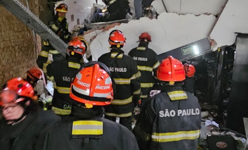 Imagens divulgadas pelos bombeiros mostram profissionais atuando no resgate das vítimas