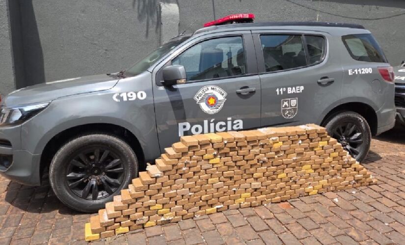 Homem foi preso em flagrante com 320 tabletes de cocaína na caçamba de uma caminhonete