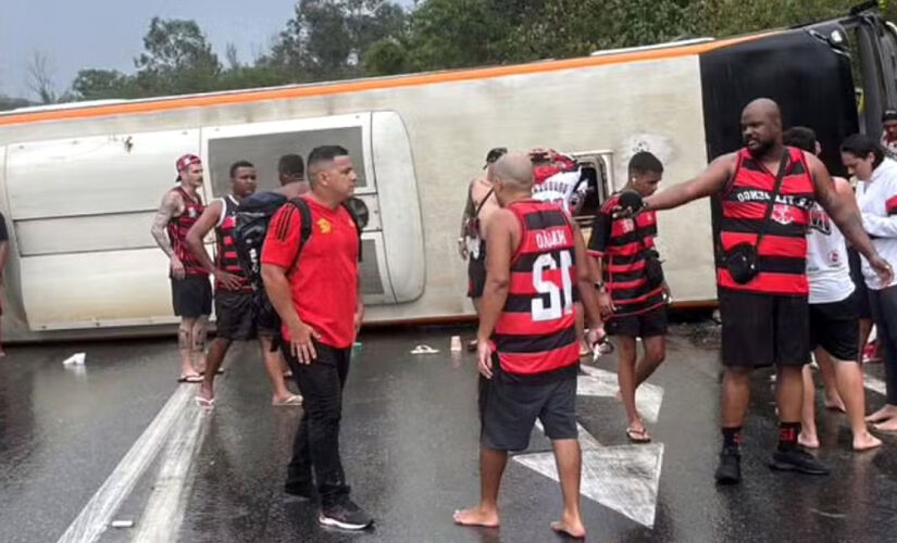 Câmera de monitoramento registrou o exato momento em que o ônibus tomba na altura do km 282, na pista sentido São Paulo