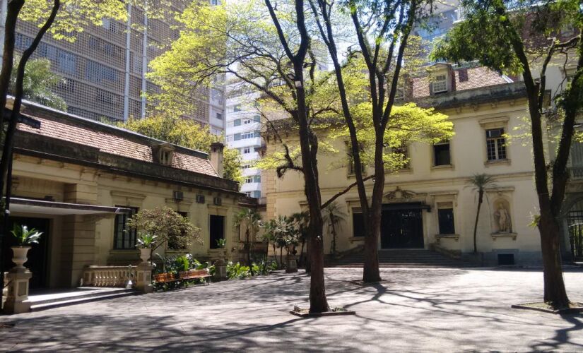 O palacete, com estilo francês que mistura influências da renascença italiana, rapidamente se tornou ponto de encontro da elite e da intelectualidade da cidade.