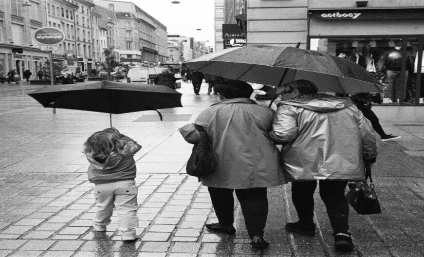 Cabelo e muito umidade é sempre um desafio, mas te ajudamos a resolver