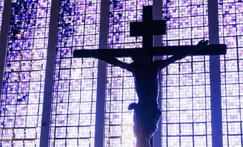 Segundo a tradição cristã, Jesus foi crucificado entre dois ladrões