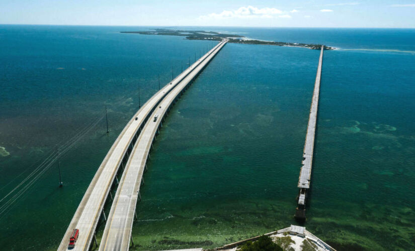Com 182 quilômetros de extensão, a Overseas Highway liga o continente americano com às paradisíacas Florida Keys