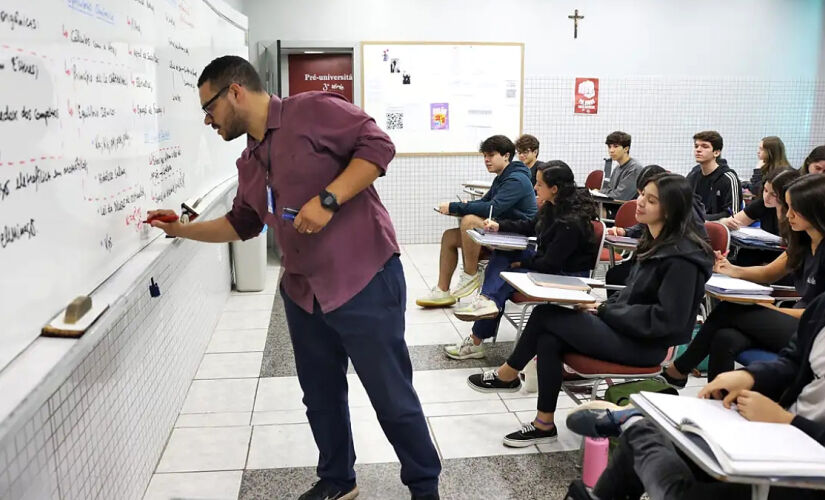 Carteira, com validade de 10 anos, é destinada a professores da educação básica ao ensino superior, tanto das redes públicas quanto privadas