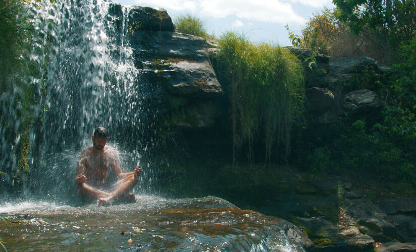 'Ser Feliz Por Nenhum Motivo', documentário sobre a evolução da meditação no Brasil, terá estreia na 49ª Mostra de SP