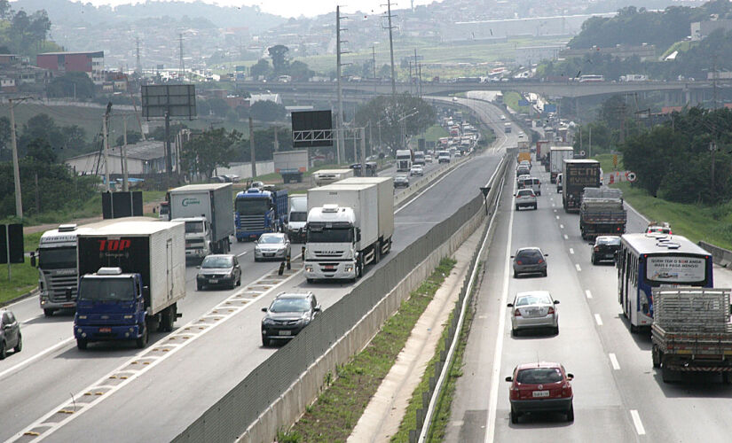 Congestionamento na rodovia Régis Bittencourt (BR-116), na altura de Embu das Artes, próximo a entrada do Rodoanel, na Grande São Paulo 