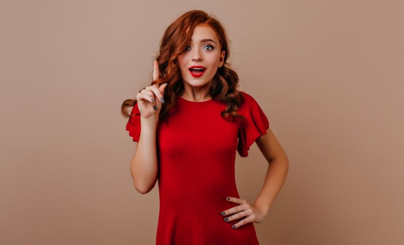 O vermelho é uma das cores mais ligadas ao poder pessoal e à autoconfiança. Em estudos de comportamento, ela simboliza paixão, força e determinação.