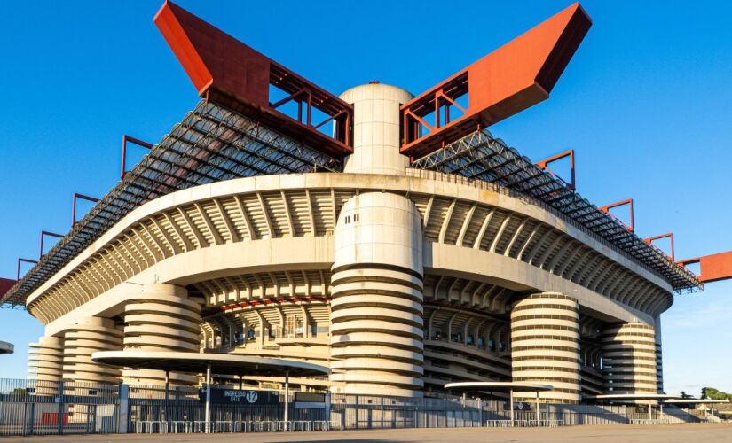 O San Siro foi construído por iniciativa do então presidente do Milan, Piero Pirelli, inspirado nos estádios ingleses da época. 