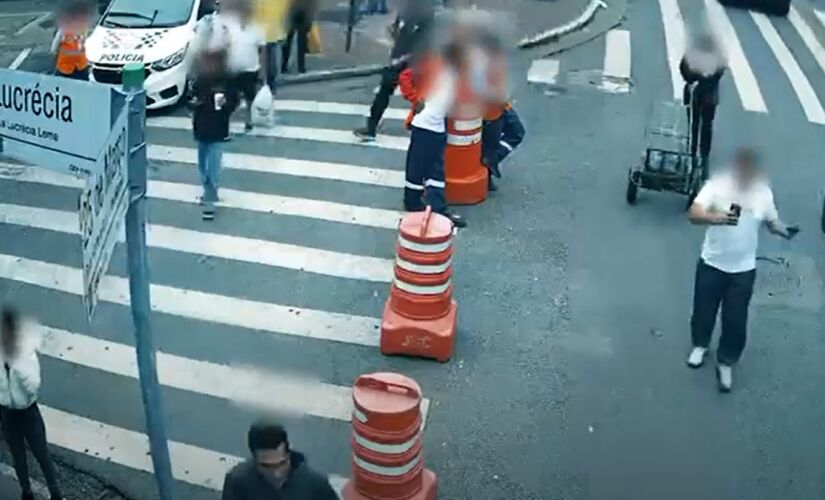 Suspeito, de camisa branca à direita na foto, foi reconhecido por câmeras de segurança