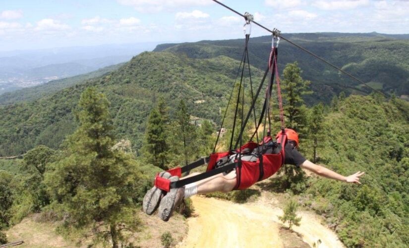 Instalada no alto do Big Mountain Adventure Park, a K2000 tem desnível aproximado de 270 metros e oferece dois formatos de voo: o convencional e o Speed Fly. 
