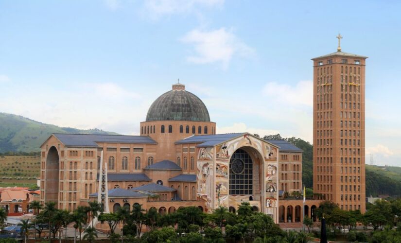 Aparecida está localizada a 180 quilômetros da capital paulista