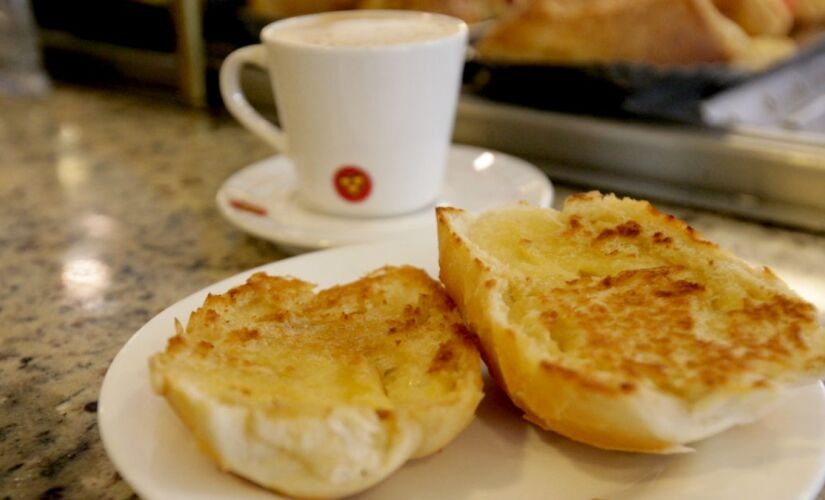 Combinação de pão com manteiga na chapa e café coado foi a que mais oscilou entre os itens combinados