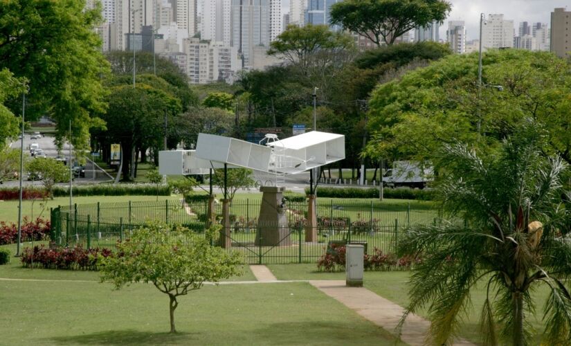 Réplica foi criada em homenagem ao centenário de nascimento de Santos Dumont