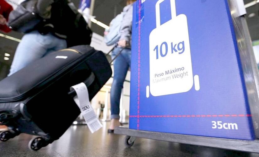 Relator incluiu o direito de o passageiro levar volume de até 12 quilos no bagageiro da cabine