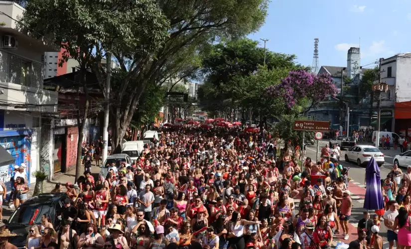 Bloco carnavalesco 'Os Piores' durante desfile na Bela Vista