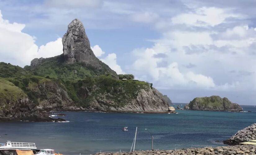 A ilha possui aproximadamente 1.500 habitantes