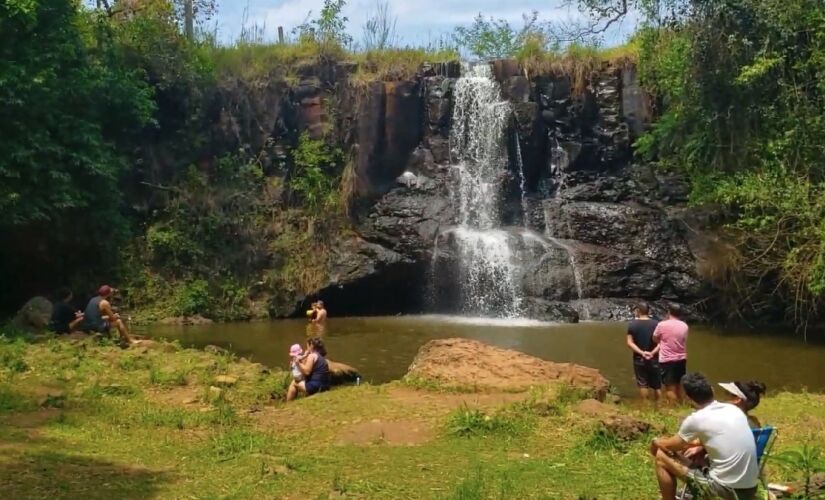 12 opções de cachoeira perto da Capital com trilhas curtas, poços rasos e acesso simples para um bate e volta sem estresse.