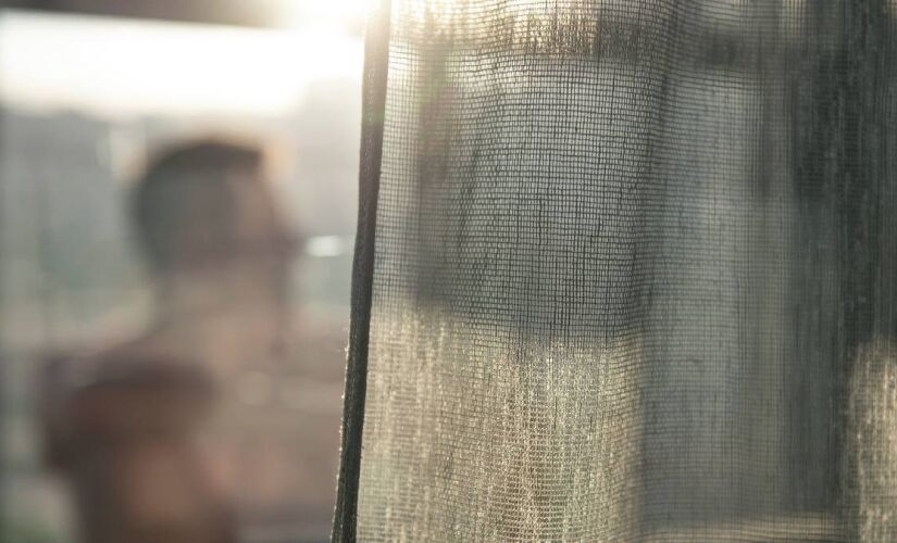 Modelo de tela plissada pode ser recolhido lateralmente e quase desaparece na moldura da janela