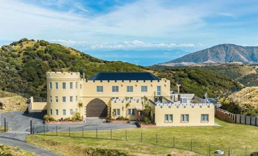 Propriedade já funcionou como creche de luxo para cães e ganhou fama pelo visual medieval e pela localização acima das nuvens.