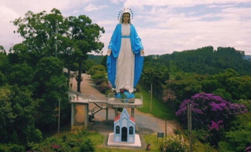 Saiba onde fica a estátua gigante, como ela foi construída e por que a devoção à Nossa Senhora das Graças cresce na região.