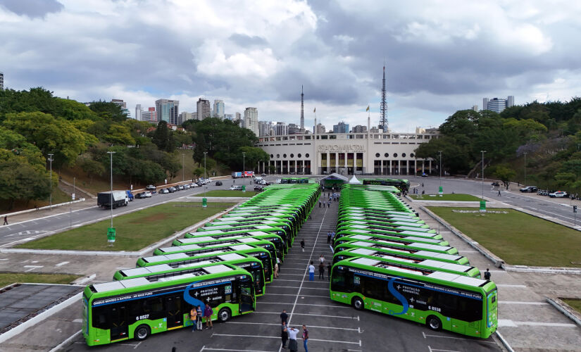 Com a entrega de 60 novos ônibus elétricos nesta segunda-feira (3/11), a capital paulista chegou à marca de 1.009 veículos movidos a energia limpa